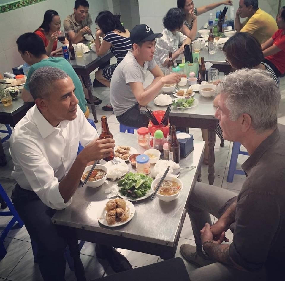 Trong chuyến thăm Việt Nam năm 2016, Tổng thống Mỹ Barack Obama cùng siêu đầu bếp Anthony Bourdain thưởng thức món bún chả Hà Nội.  