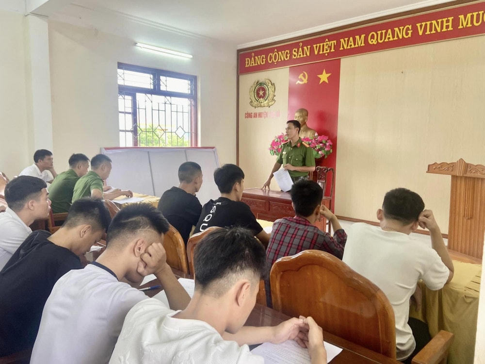 Công an huyện Lộc Hà triệu tập, nhắc nhở răn đe và xử lý 15 đối tượng vị thành niên.
