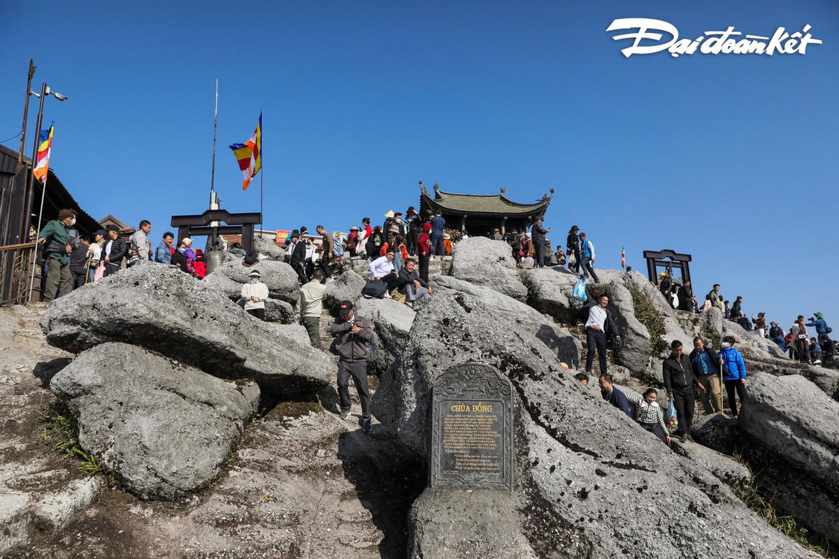 Mặc dù đã có cáp treo nhưng quãng đường đi bộ để lên tới chùa Đồng tương đối dài và cheo leo, với nhiều bậc đá gập ghềnh xuyên qua bạt ngàn rừng tùng, rừng trúc. Ngôi chùa này tọa lạc trên đỉnh cao nhất dãy Yên Tử, ở độ cao 1.068 mét so với mặt nước biển.