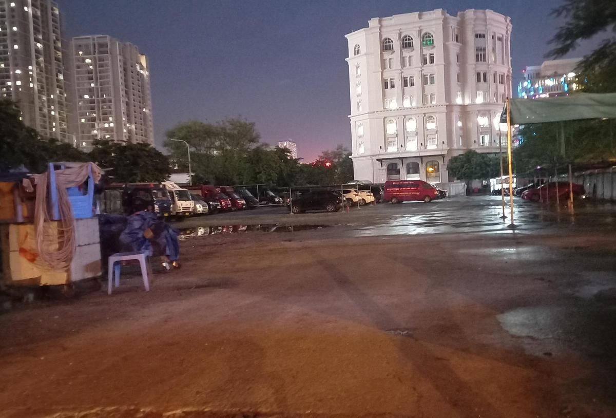Bãi trông giữ xe tại số 88 đường Trương Công Giai (phía sau tòa nhà Time House) hoạt động cả ngày lẫn đêm.