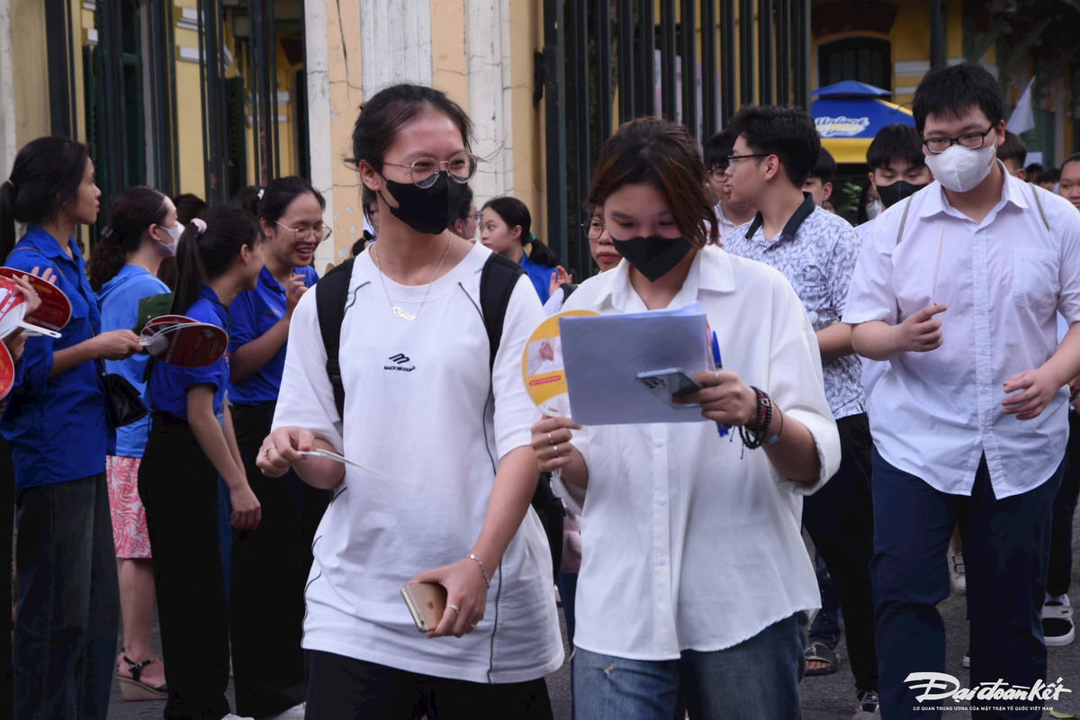 Ngày mai, 28/6, buổi sáng thí sinh sẽ dự thi một trong hai bài thi tổ hợp: Khoa học tự nhiên gồm các môn thi thành phần Vật lý, Hóa học, Sinh học hoặc Khoa học xã hội gồm Lịch sử, Địa lý, Giáo dục công dân, thời gian mỗi môn thi thành phần là 50 phút.Thí sinh được chọn làm một trong hai bài thi tổ hợp.