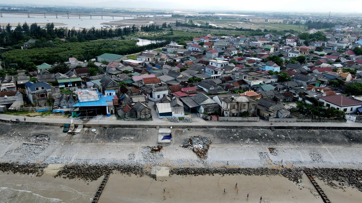 Tuyến kè biển Cẩm Nhượng được xây dựng từ năm 2003, có tổng chiều dài hơn 1,2km.