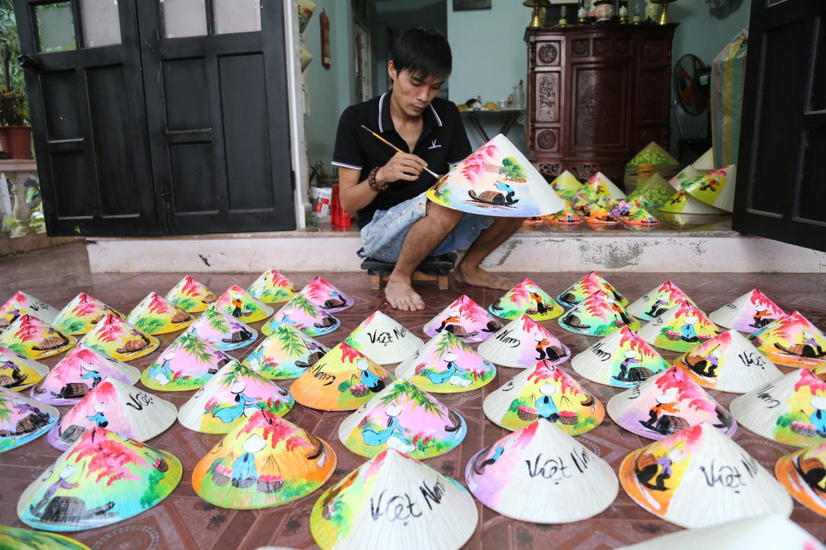 Bằng niềm đam mê hội hoạ, gần 6 năm qua, anh Phan Quang Nhật chọn nghề vẽ tranh trên nón lá vừa góp phần quảng bá hình ảnh quê hương, đất nước đến với du khách, cũng như nâng cao thu nhập.