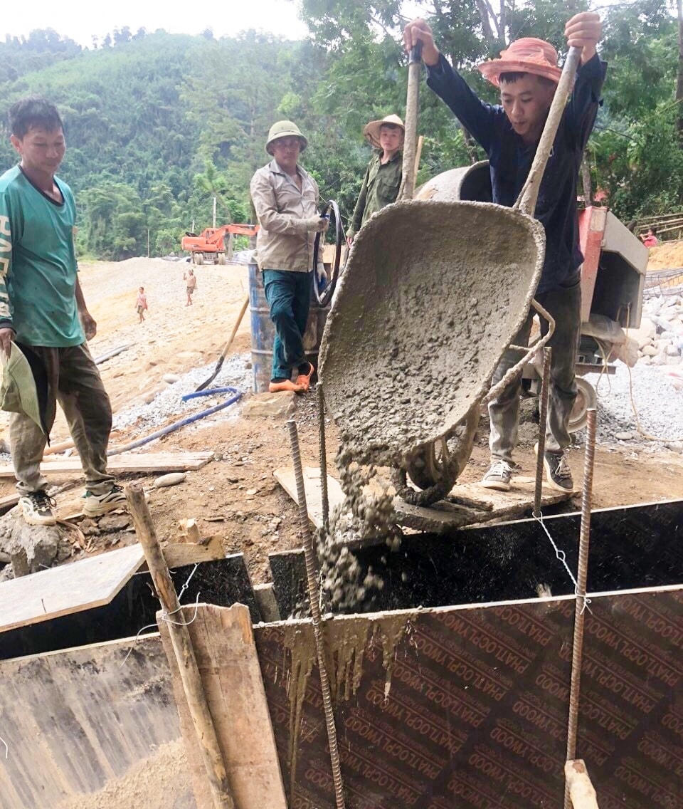 Thi công xây dựng kè chống sạt lở cho khu vực dân cư 2 bản vùng lõi vườn quốc gia Pù Mát. Ảnh: Nguyễn Thanh.