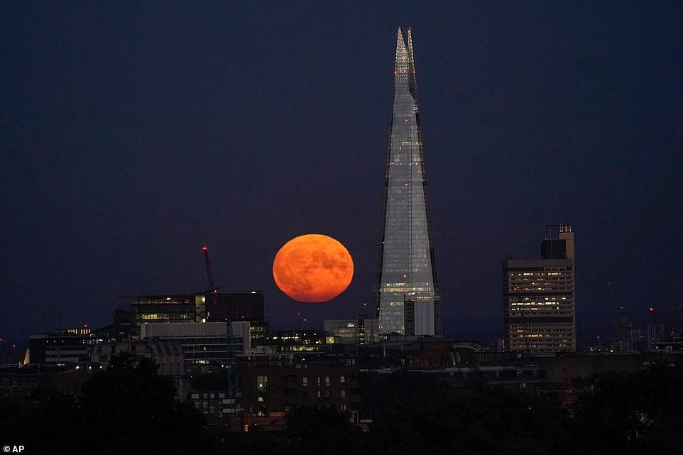 Sự hiện diện của siêu trăng "cá tầm" đã khiến tòa tháp The Shard ở London, Anh, thêm huyền ảo. Ảnh: AP.