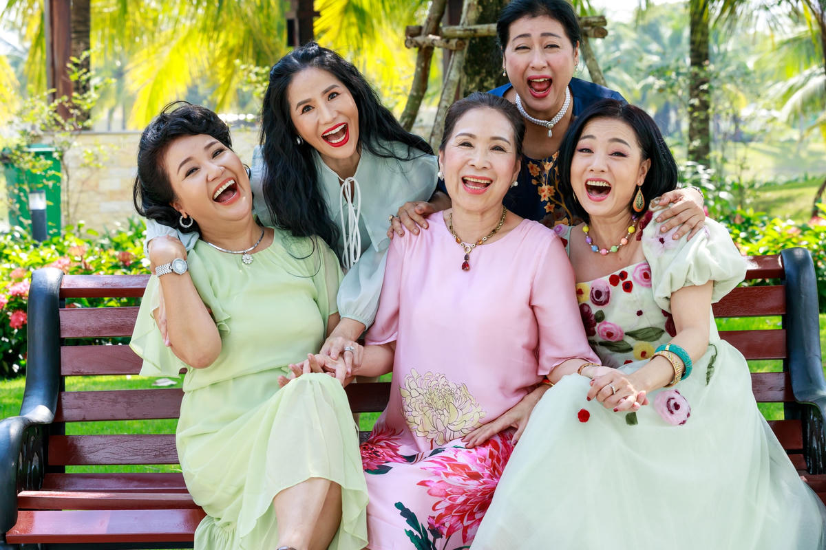 Nữ nghệ sĩ hội ngộ dàn diễn viên gạo cội tham gia sitcom "Thanh xuân cháy mãi". 