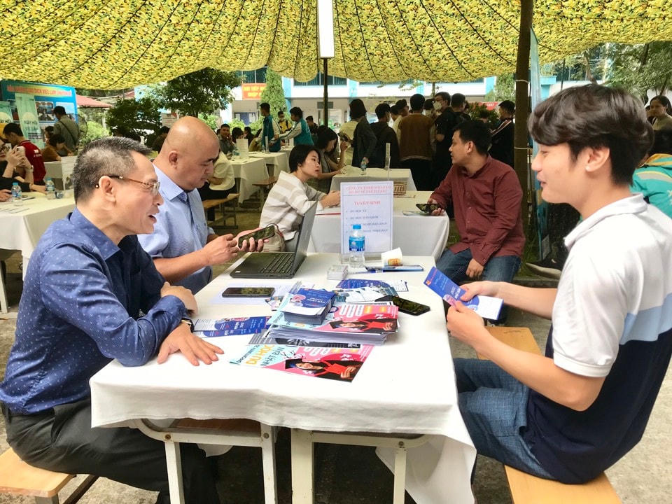 Người lao động đang ứng tuyển và trao đổi về các vị trí việc làm, đào tạo nghề tại Trung tâm Dịch vụ việc làm Hà Nội. Ảnh: T.Oanh.