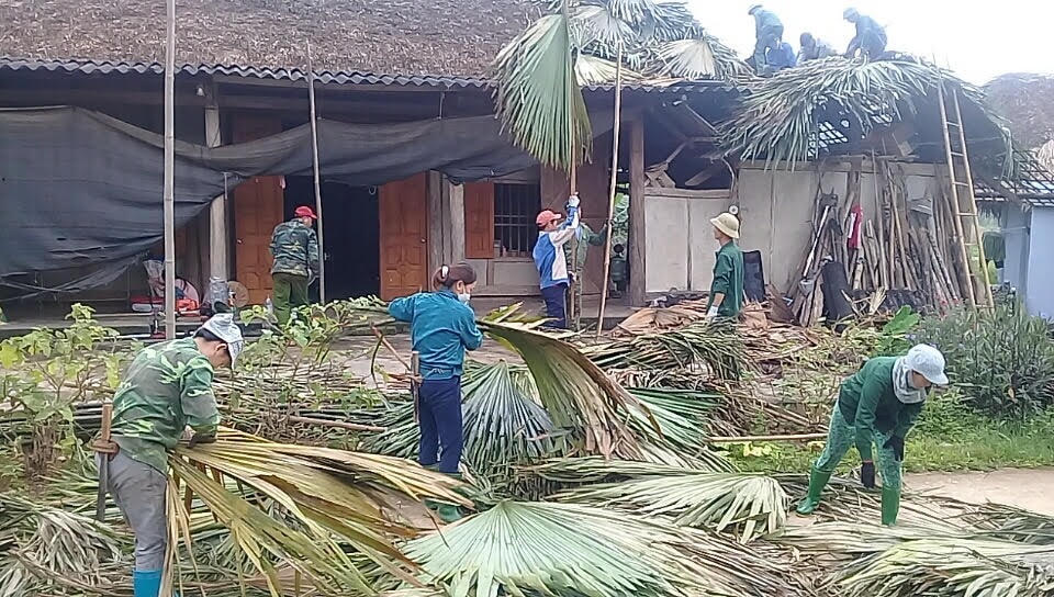 MTTQ xã Phú Bình (huyện Chiêm Hóa, Tuyên Quang) phối hợp với các tổ chức chính trị - xã hội, nhân dân khu dân cư Yên Bình giúp gia đình ông Bàn Văn Nam - là hộ nghèo có hoàn cảnh đặc biệt khó khăn lợp lại nhà ở. Ảnh: mttq.tuyenquang.gov.vn
