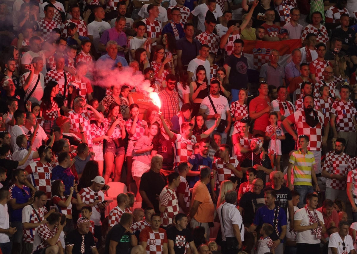 CĐV Croatia đốt pháo sáng ăn mừng bàn gỡ hòa của đội chủ nhà. (Ảnh: Reuters). 