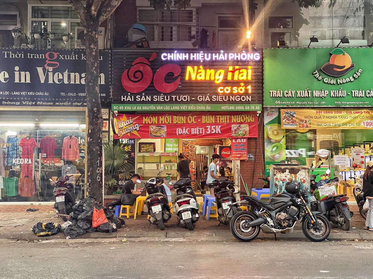Tuy nhiên, trái với sự chỉ đạo của Đại tá Nguyễn Ngọc Quyền, Trưởng Công an quận, Phó Ban chỉ đạo 197 quận Hà Đông, vỉa hè tuyến phố Nguyễn Văn Lộc (Mỗ Lao, Hà Đông) vẫn ngang nhiên bị lấn chiếm như chưa hề có chiến dịch.