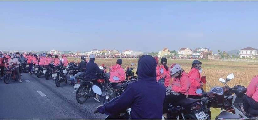Do vậy, trong sáng ngày 3/10 họ vẫn chưa trở lại làm việc.