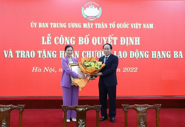 Ủy viên Trung ương Đảng, Phó Chủ tịch – Tổng Thư ký Lê Tiến Châu trao Huân chương Lao động hạng Ba cho Phó Chủ tịch UBTƯ MTTQ Việt Nam Trương Thị Ngọc Ánh vì có nhiều đóng góp trong việc triển khai Cuộc vận động “Toàn dân đoàn kết xây dựng nông thôn mới, đô thị văn minh”.