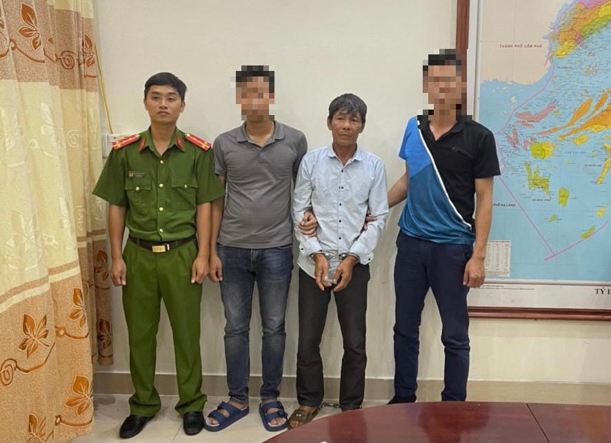 Bắt giữ đối tượng truy nã Lê Văn Thao. Ảnh: CA Quảng Ninh.