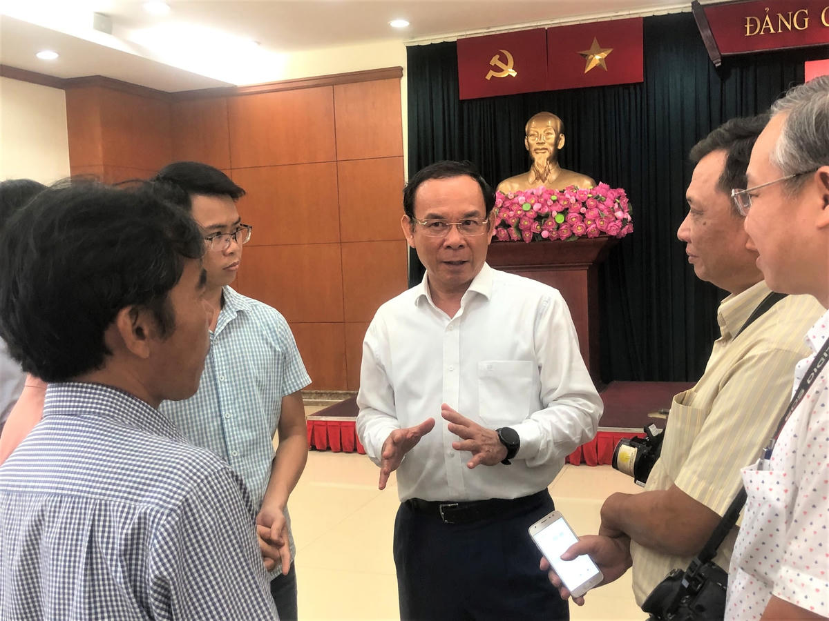Ủy viên Bộ Chính trị, Bí thư Thành ủy TP HCM Nguyễn Văn Nên trao đổi với phóng viên báo chí bên lề Hội thảo. (Ảnh: Hồng Phúc).