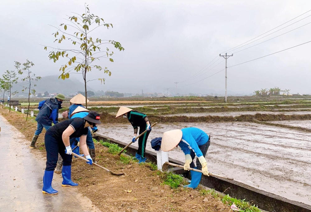 Người dân góp ngày công xây dựng nông thôn mới tại xã Phú Thịnh (huyện Đại Từ, tỉnh Thái Nguyên).