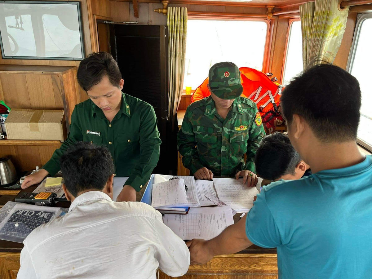 Tổ công tác của Hải đội 2 kiểm tra phương tiện, sau đó lập biên bản tạm giữ tang vật, phương tiện. (Ảnh: Đức Thắng).