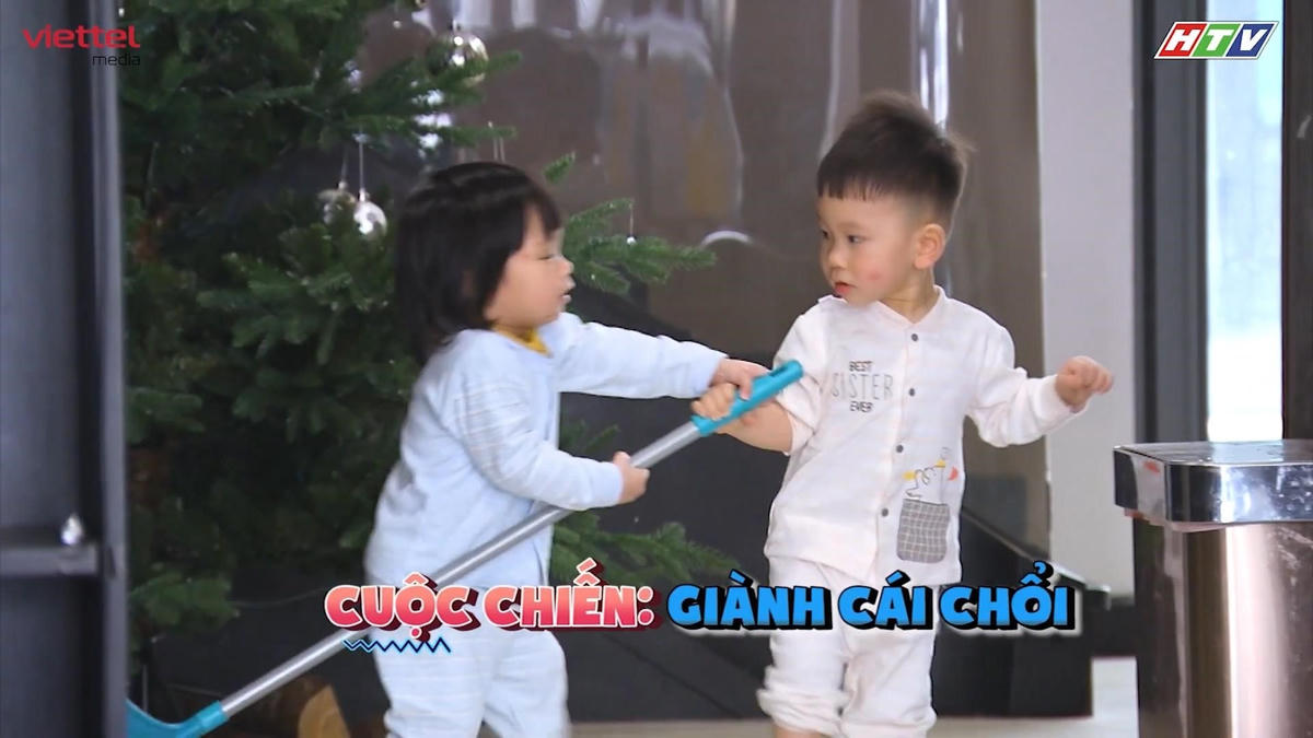 Hai nhóc tì nhà Khắc Việt tranh nhau chổi quét nhà. 