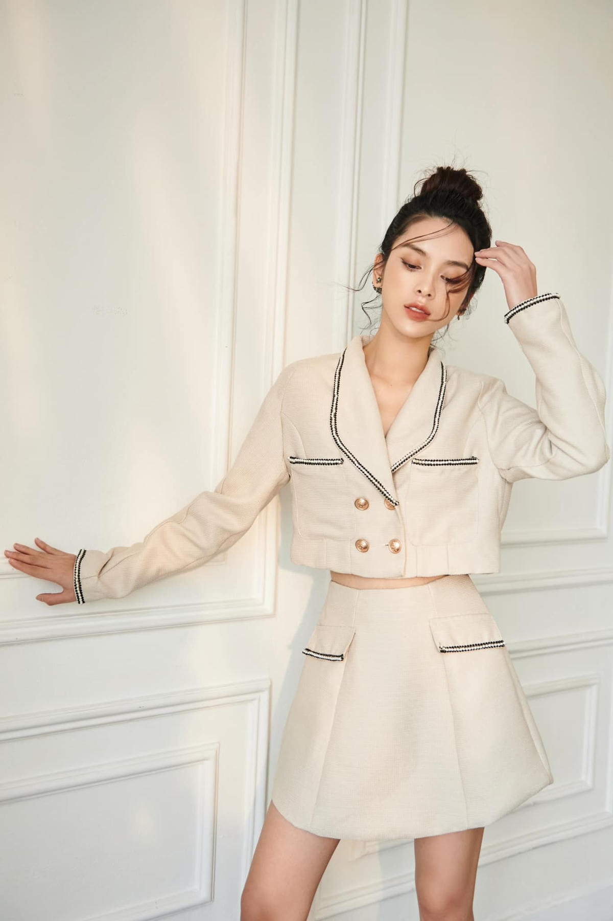 Khác hẳn với hình tượng cô nàng ngổ ngáo trong "Lối nhỏ vào đời". Đời thường, Quỳnh Lương có phong cách thời trang đa dạng, bên cạnh những bộ suit nữ tính, cô nàng còn cực kỳ ưa chuộng gu thời trang năng động và cá tính. 