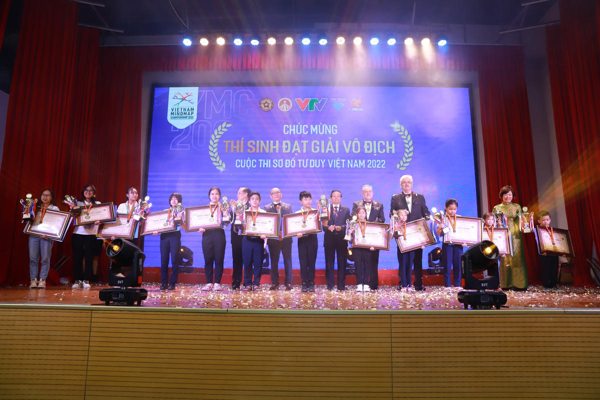 Trao giải cho các nhà vô địch các khối từ khối 1 -12.