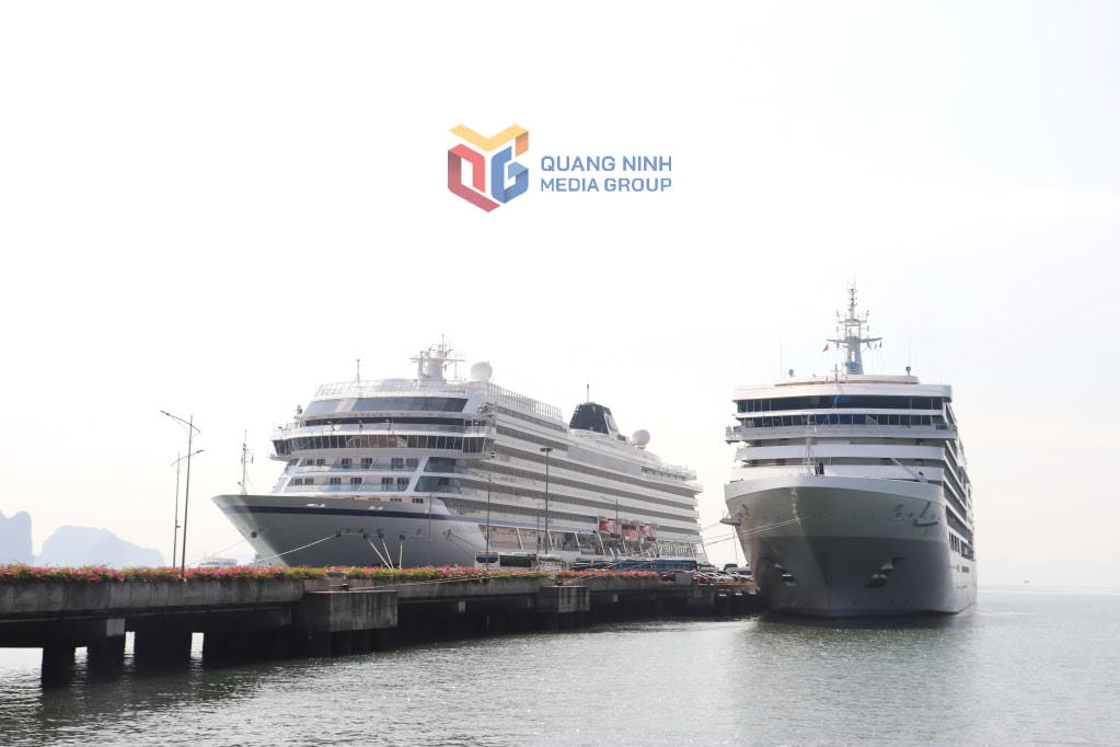 2 tàu biển quốc tế cao cấp là Viking Orion (quốc tịch Na Uy) và Silver Muse (quốc tịch Bahamas) đưa gần 1.200 du khách đến Hạ Long ngày 27/10. Ảnh: QMG