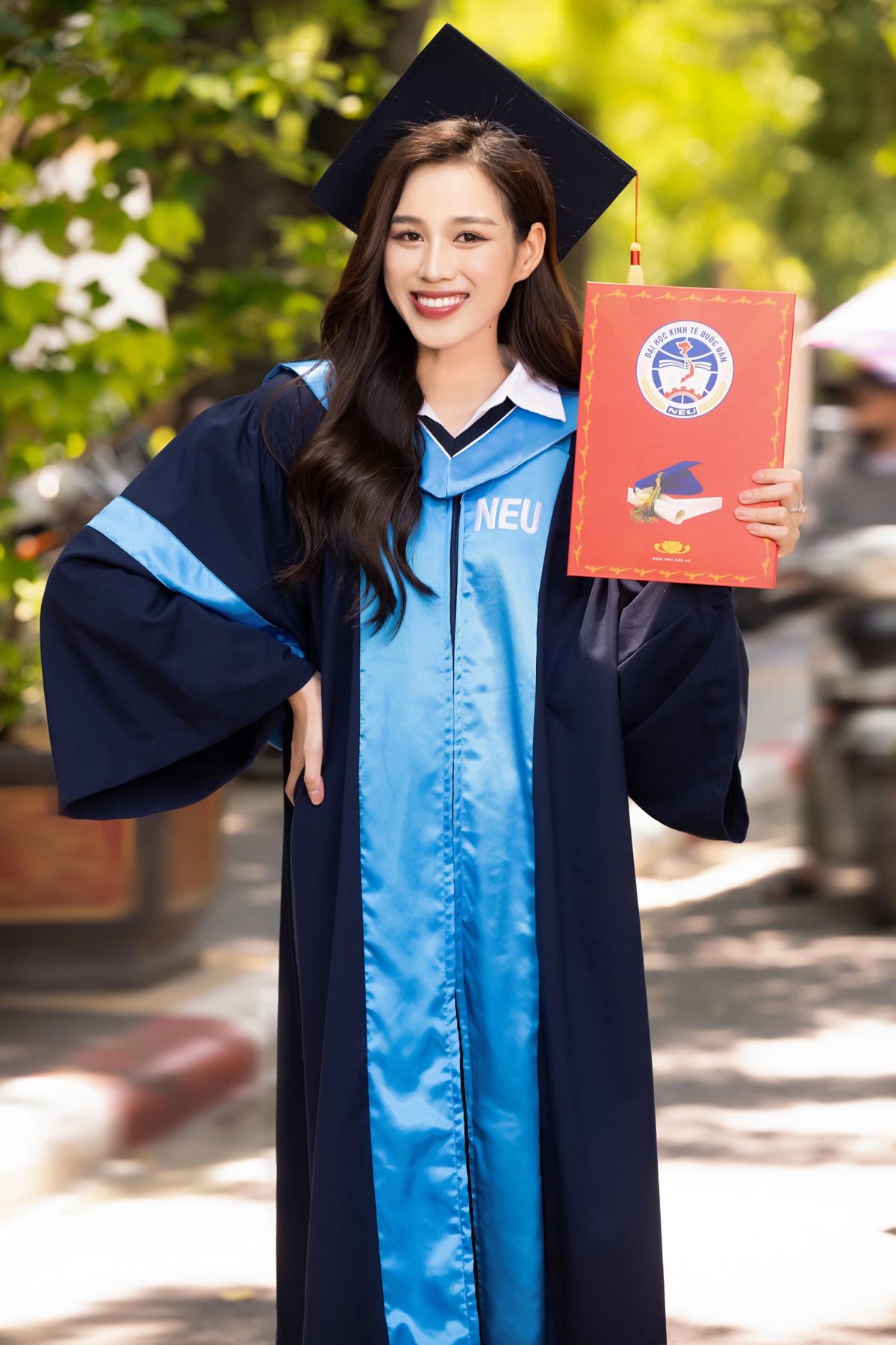Hoa hậu Đỗ Hà rạng rỡ trong ngày lễ tốt nghiệp. 