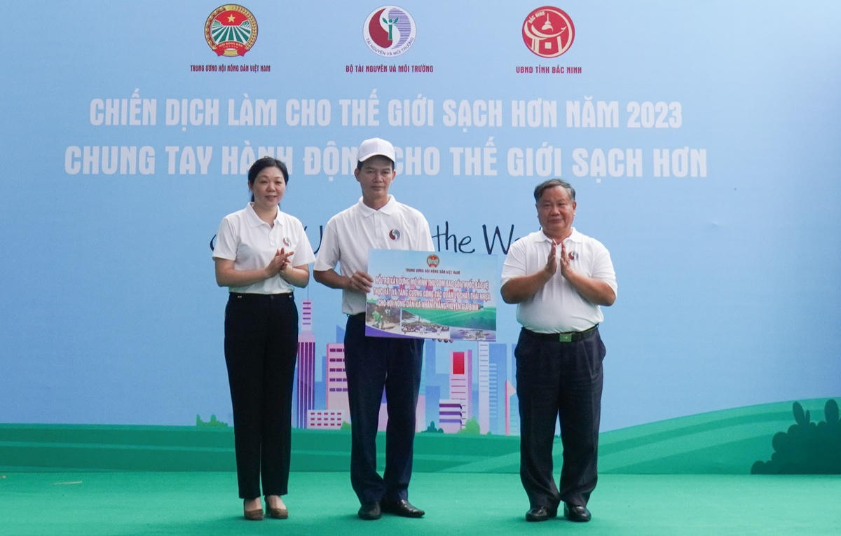 Phó Chủ tịch Ban Chấp hành Trung ương Hội Nông dân Việt Nam Đinh Khắc Đính trao biểu trưng mô hình cho Hội Nông dân xã Nhân Thắng (huyện Gia Bình).  