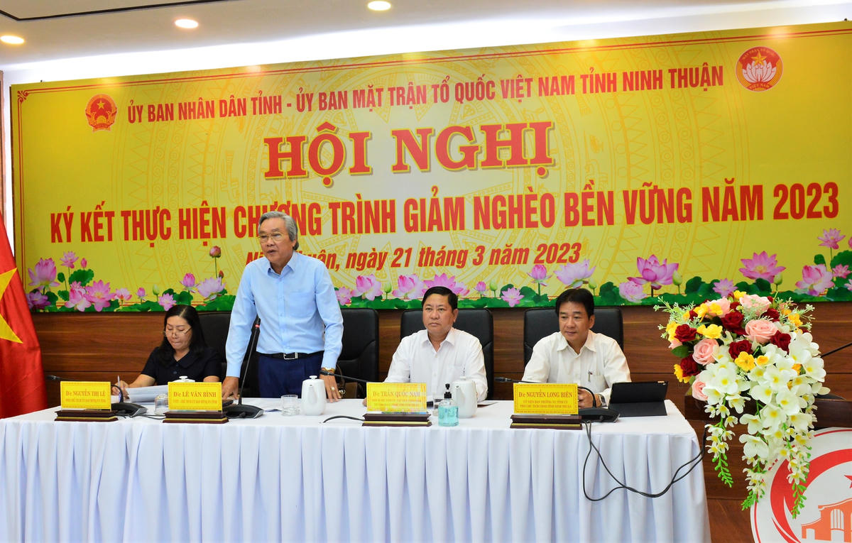 Ông Lê Văn Bình, UVTV Tỉnh ủy, Chủ tịch Ủy ban MTTQ Việt Nam tỉnh Ninh Thuận phát biểu tại hội nghị.