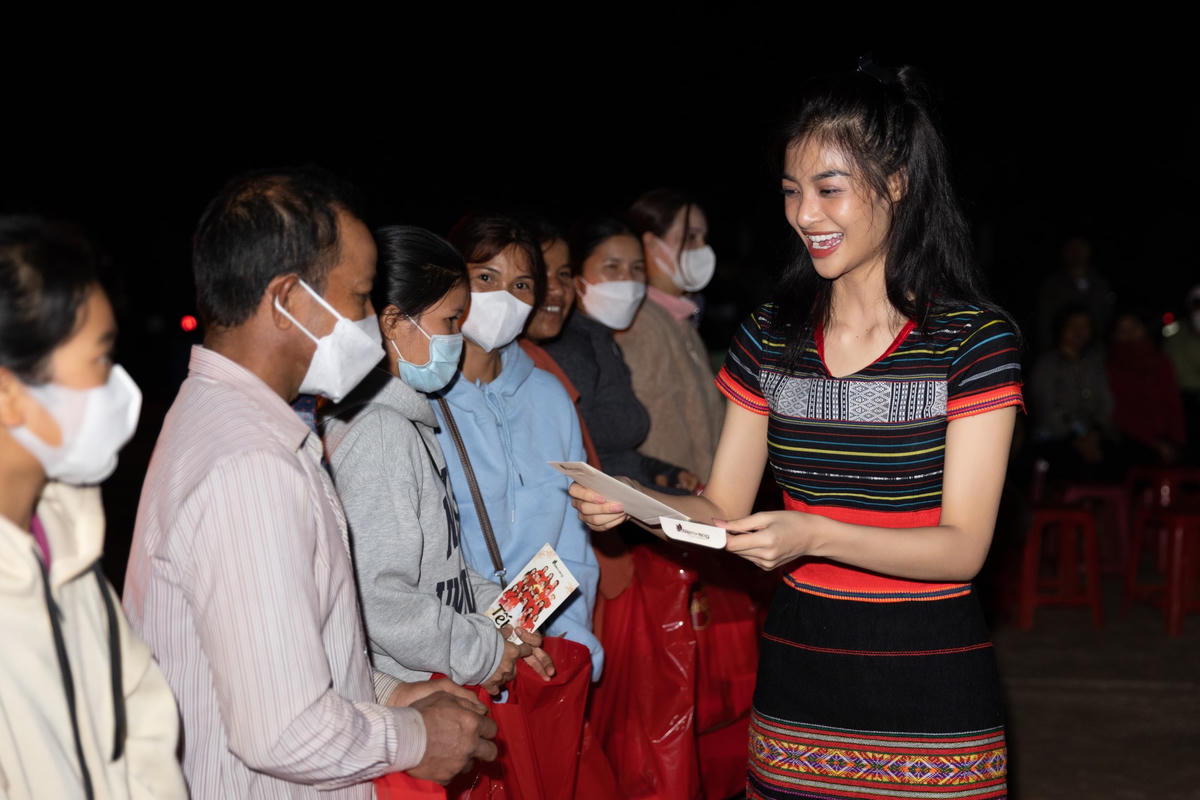 Khộng chỉ ca hát, nàng Hậu còn dành những phần quà cùng bao lì xì cho 200 hộ gia đình có hoàn cảnh khó khăn. 