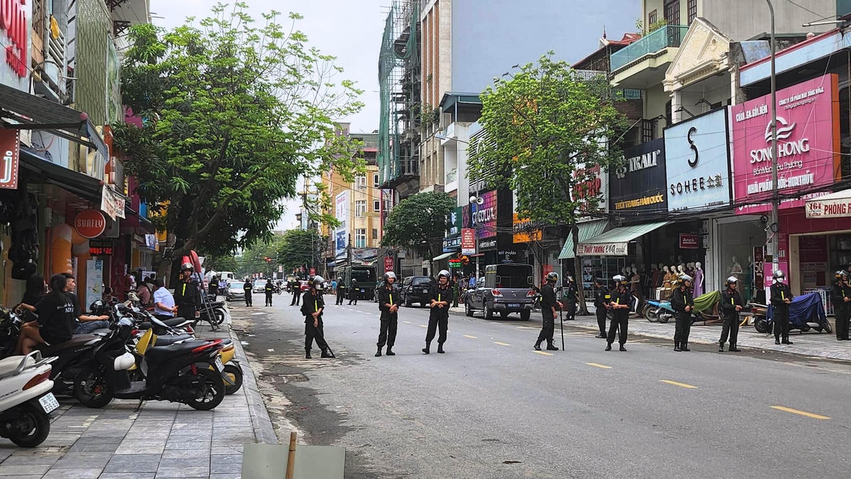 Cảnh sát cơ động phong tỏa trước căn nhà số 173, phố Lê Hoàn.