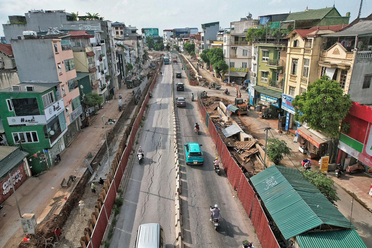 Ông Nguyễn Đình Khuyến, Chủ tịch UBND quận Tây Hồ cho hay, ngay sau khi nắm được thông tin mặt đê Âu Cơ bị nứt, chính quyền địa phương đã xuống kiểm tra đoạn đường này và liên hệ với đơn vị thi công để khắc phục, xử lý.