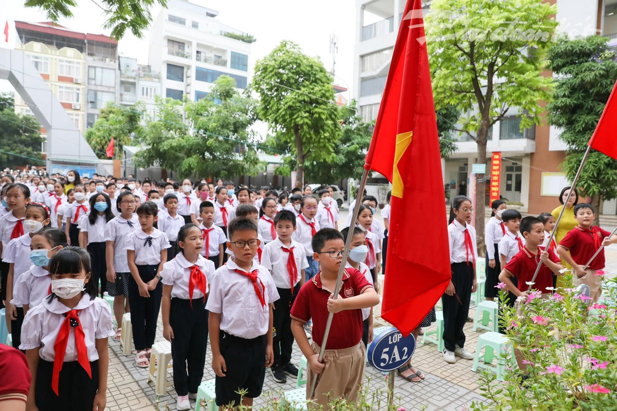 Các thầy, cô giáo cùng các em học sinh Trường Tiểu học Đại Kim trang nghiêm làm lễ chào cờ.