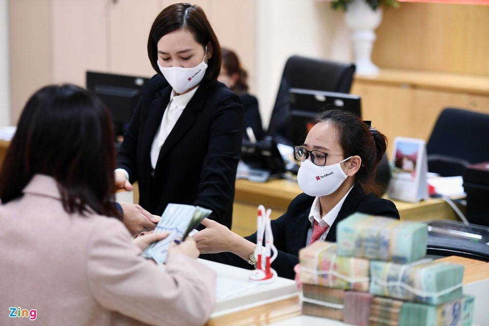 Dù lãi suất giảm nhưng nhiều người vẫn chọn kênh gửi tiết kiệm ngân hàng. Ảnh: Hoàng Hà.