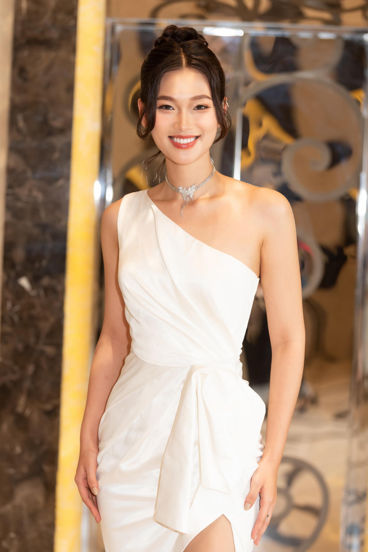 Nguyễn Phương Linh 20 tuổi, đến từ Hà Nội, gây ấn tượng với nụ cười sáng. Người đẹp từng tham gia nhiều hoạt động cộng đồng như quyên góp sách cho trẻ em Lào Cai, dự án Bảo vệ phụ nữ. Phương Linh nói: "Tôi tham gia cuộc thi vì muốn truyền cảm hứng cho phụ nữ, rằng vẻ đẹp thật sự không chỉ bên ngoài mà còn ở tâm hồn".