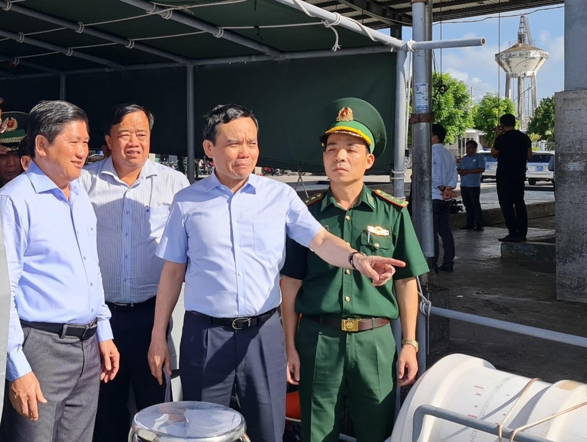Phó Thủ tướng Trần Lưu Quang kiểm tra tình hình chống khai thác hải sản bất hợp pháp, không báo cáo và không theo quy định (IUU) khu vực cửa biển Sông Đốc.
