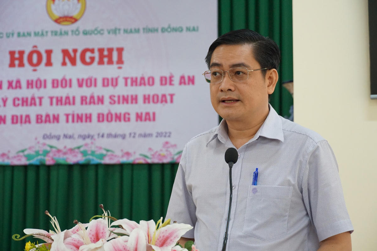 Đại diện lãnh đạo Sở Tài nguyên môi trường, đơn vị chủ trì đề án thông tin đến các đại biểu một số nội dung cơ bản của dự thảo đề án. Ảnh: Mạnh Thìn.