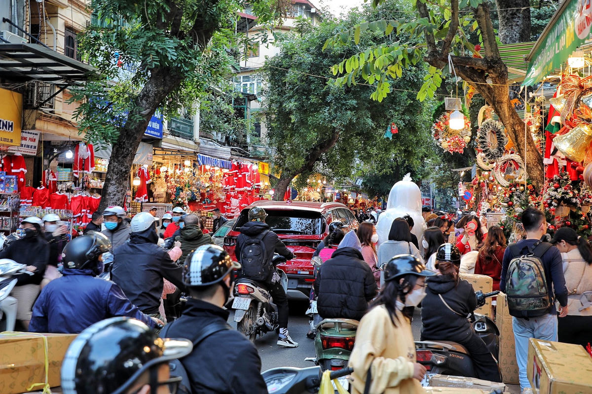 Dòng người càng đông hơn khi con phố này bắt đầu lên đèn.