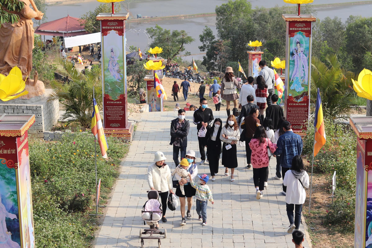 Ghi nhận vào những ngày đầu xuân năm 2023, lượng du khách đến dâng hương, vãn cảnh, check - in, du xuân... tại chùa Cao rất đông đúc.
