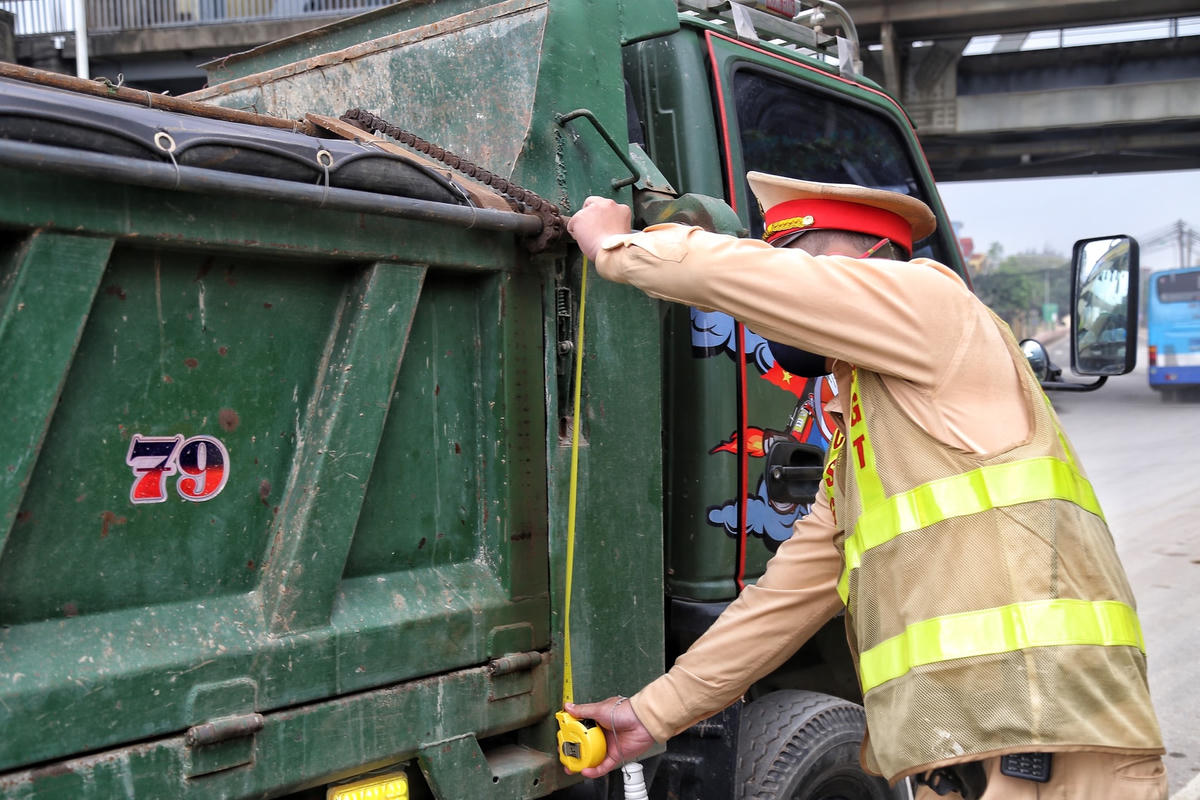 "Trong thời gian qua, việc xử lý xe quá tải Đội CSGT số 6 cũng gặp không ít khó khăn vì nhiều tài xế, chủ doanh nghiệp tìm các con đường ngách nhỏ để vận chuyển hàng hóa qua các chốt của lực lượng chức năng để tránh việc kiểm tra, xử lý. Đặc biệt, nhiều doanh nghiệp còn cho người trực chờ ở các tuyến đường để khi phát hiện lực lượng chức năng làm việc ở đâu sẽ chuyển cung đường khác gây khó khăn trong việc xử lý. Nhưng bằng nghiệp vụ, lực lượng chức năng đã tiến hành xử nghiêm những trường hợp vi phạm. Từ đó, tình trạng vi phạm cũng giảm hẳn", Đại úy Doãn Hữu Văn nhấn mạnh.