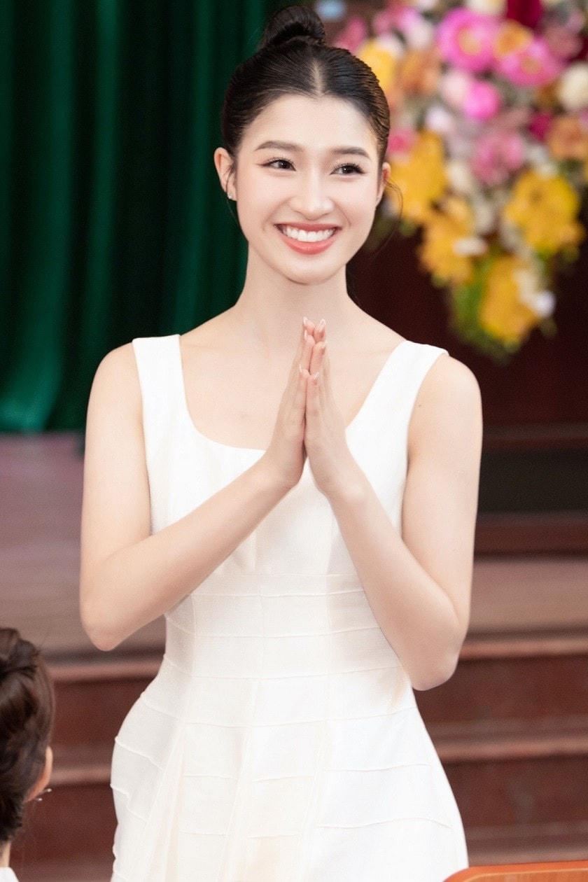 Á hậu Phương Nhi nổi tiếng với danh xưng "Em gái quốc dân" sau đăng quang. 