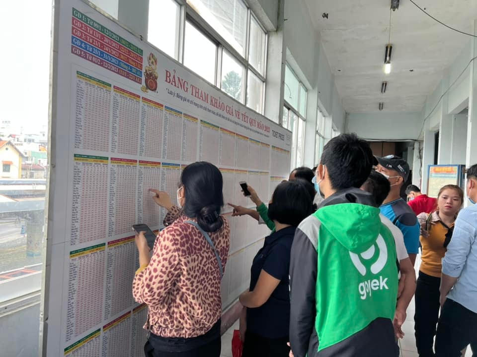 Người dân mua vé tàu Tết Quý Mão tăng cao.
