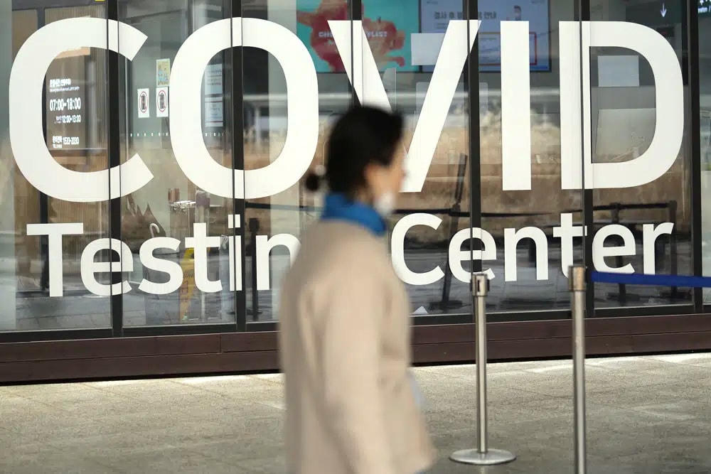 Trung tâm xét nghiệm Covid-19 tại Sân bay Quốc tế Incheon, Hàn Quốc. Ảnh: AP.