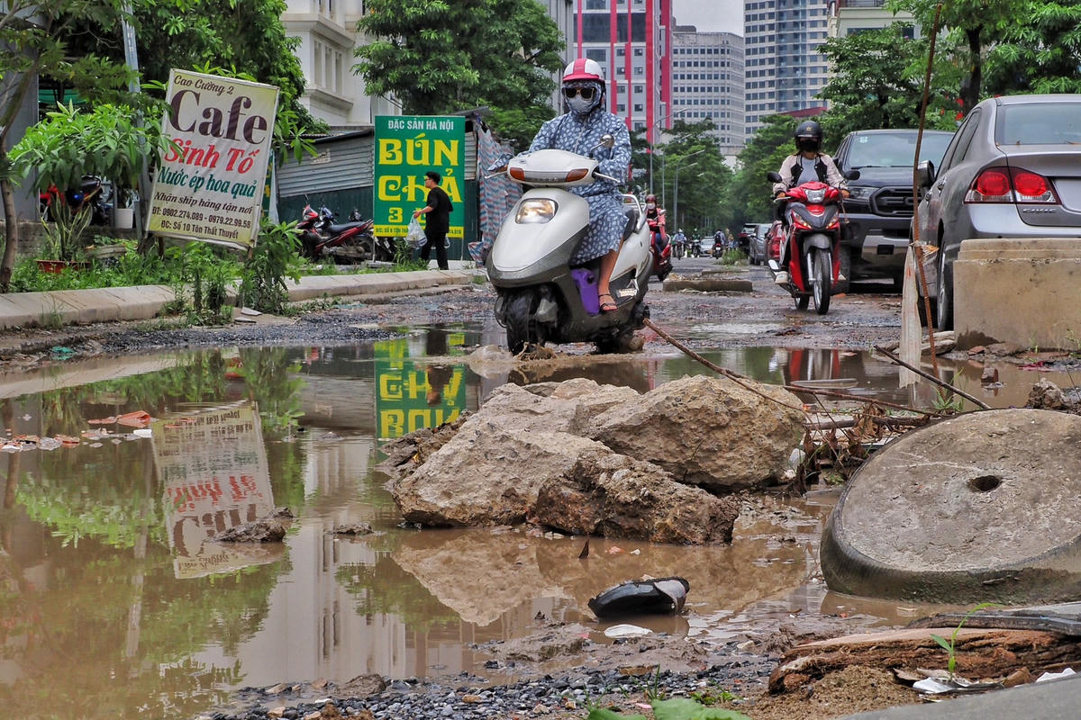 Có thể thấy, việc dự án thi công dang dở đã tạo ra một công trường ngổn ngang vật liệu gây nguy hiểm cho người tham gia giao thông.