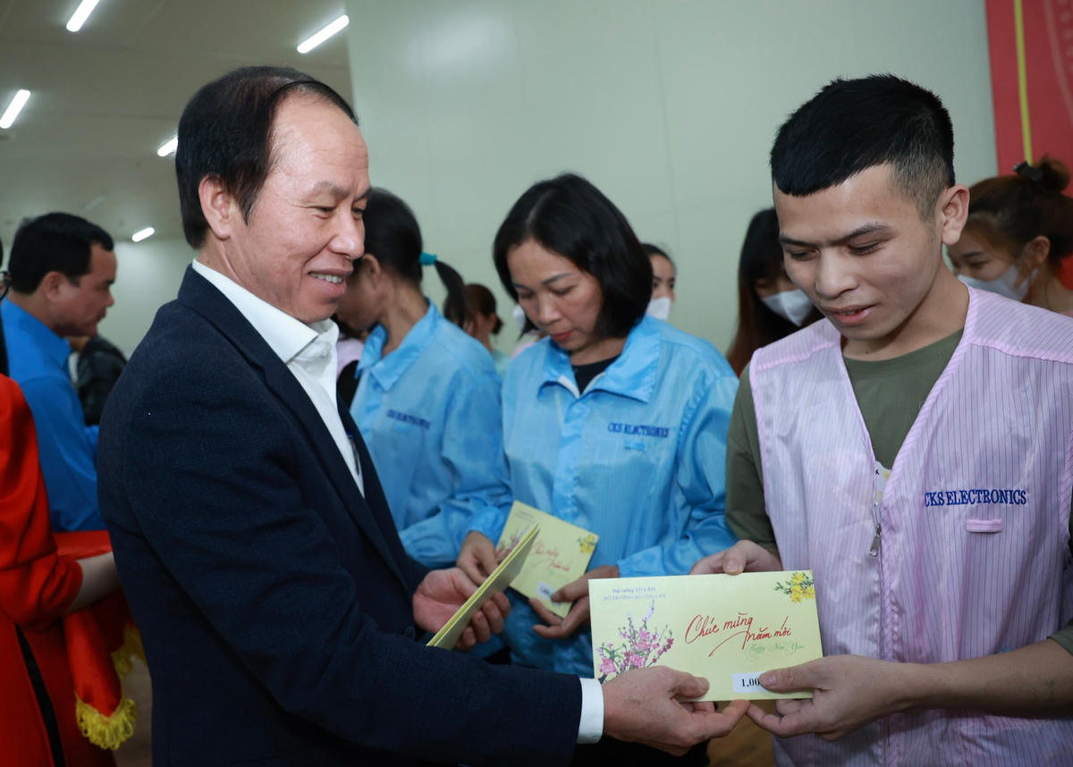 Phó Chủ tịch - Tổng Thư ký UBTƯ MTTQ Việt Nam Lê Tiến Châu tặng quà công nhân lao động có hoàn cảnh khó khăn.