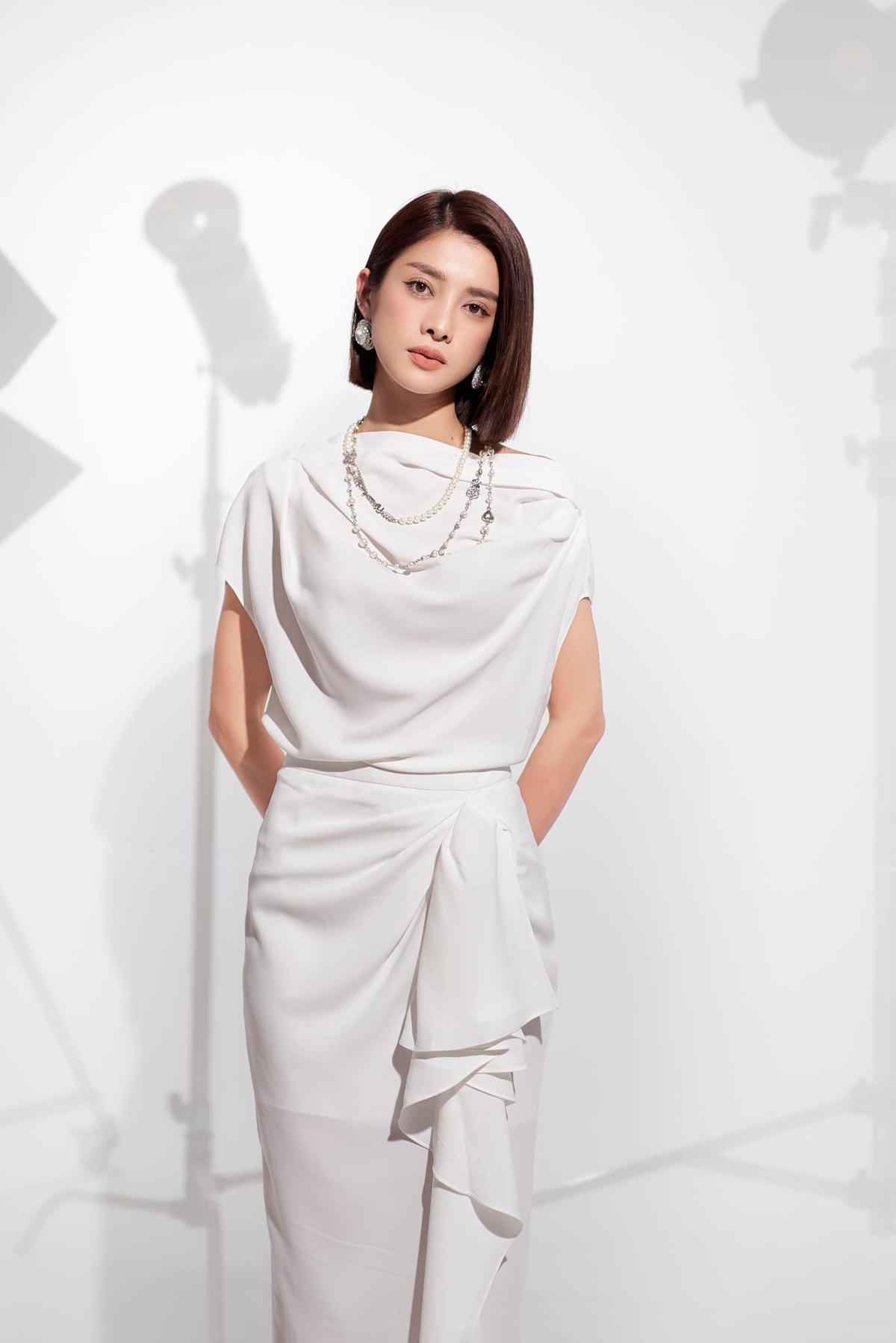 Giống với phong cách thời trang thường thấy trên phim, ngoài đời Mỹ Duyên có phong cách ăn mặc đa dạng. Cô thường kết hợp quần jeans cạp cao với áo croptop để tôn hình thể. Ảnh: FBNV. 