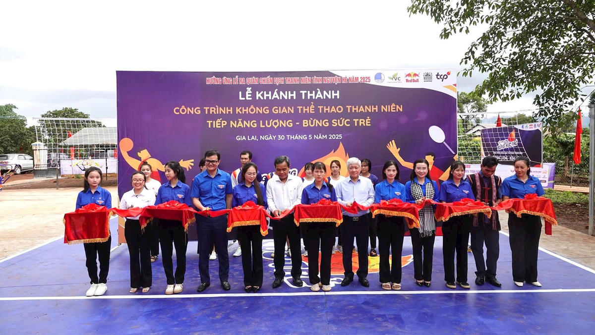Ủy viên Bộ Chính trị, Bí thư Trung ương Đảng, Chủ tịch Ủy ban Trung ương Mặt trận Tổ quốc Việt Nam Đỗ Văn Chiến cắt bang khánh thành triển khai thực hiện công trình khu vui chơi thể thao. ảnh Đình Sang