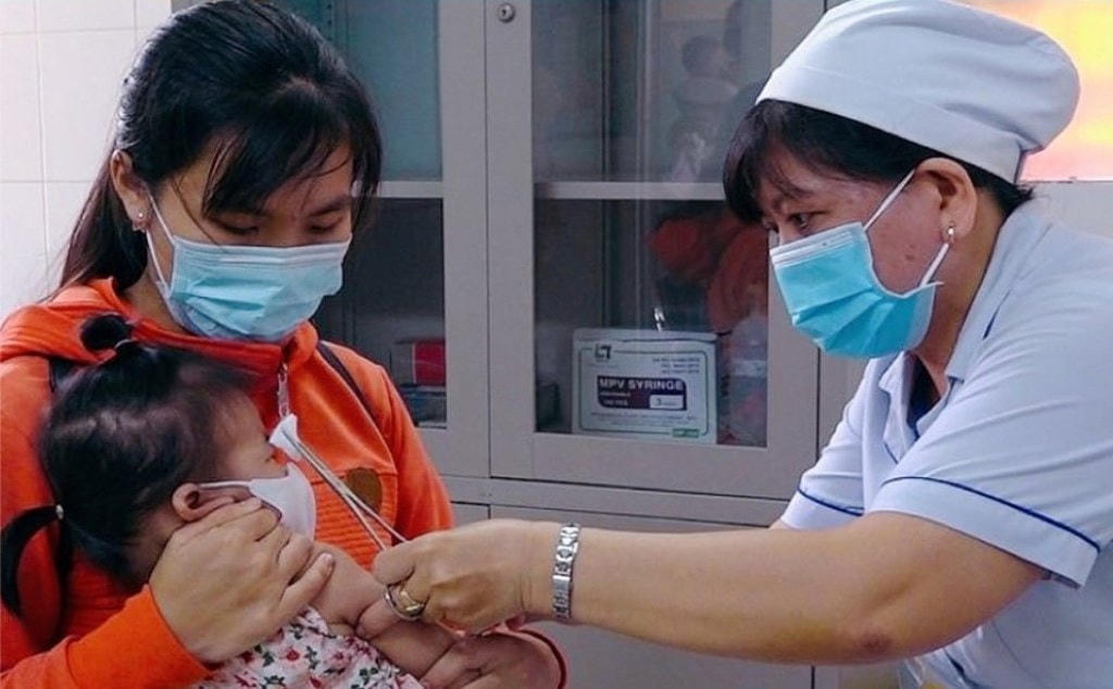 Thiếu vaccine tiêm chủng mở rộng, nhiều phụ huynh tìm nguồn vaccine dịch vụ cho trẻ.