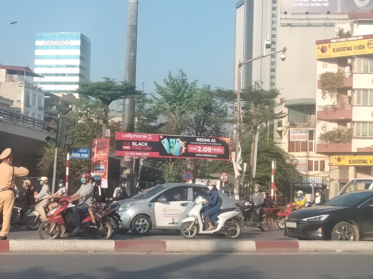 Nhiều tấm banner quảng cáo được treo ngang nhiên trên các tuyến phố nhưng không bị xử lý.