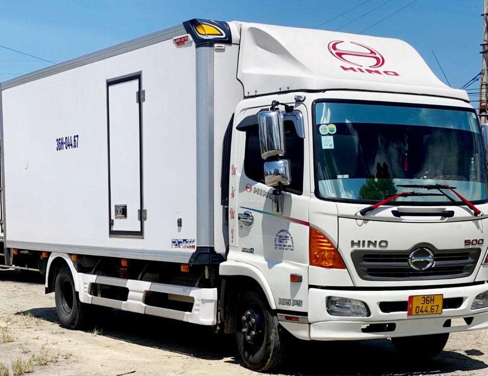 Xe tải chở hàng đông lạnh được tổ công tác đặc biệt dừng lại để kiểm tra tải trọng. 