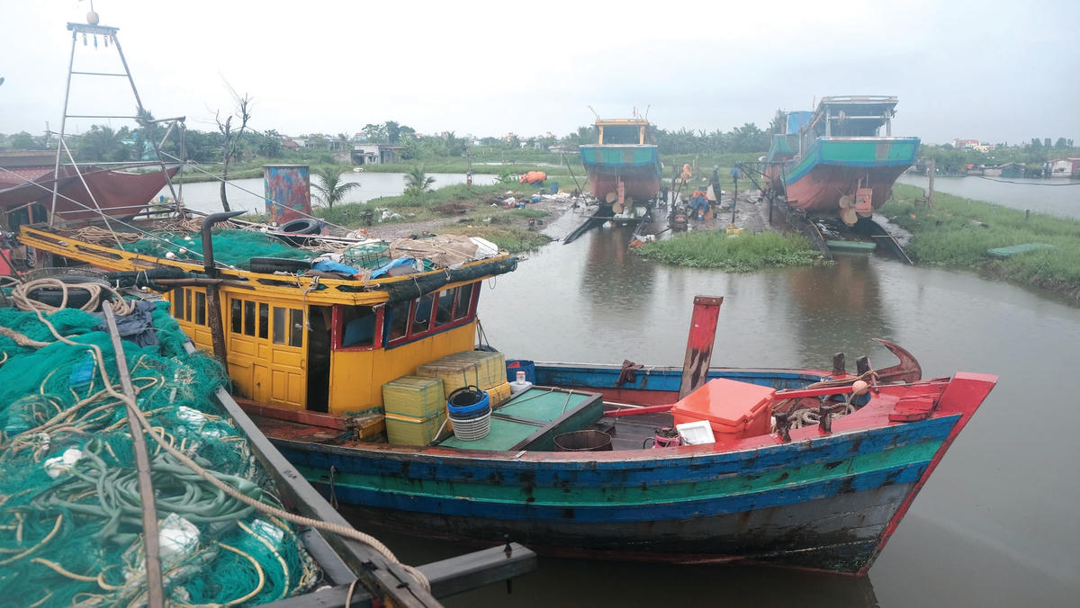 Người thợ này đang sửa đuôi thuyền bị móp do va chạm.  