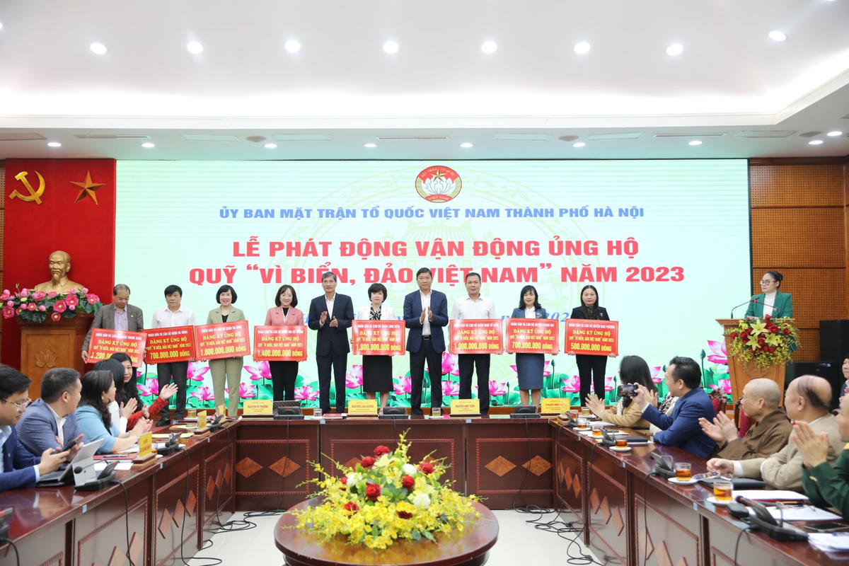Lãnh đạo Mặt trận Hà Nội tiếp nhận ủng hộ từ các đơn vị.